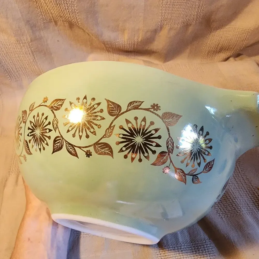VTG Pyrex 1960s #443 2.5 QT Sage Green Gold Medallion Cinderella Bowl No Lid